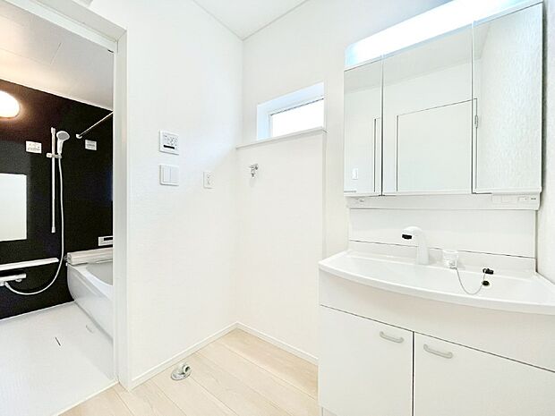 身支度もスムーズにおこなえる脱衣場。  