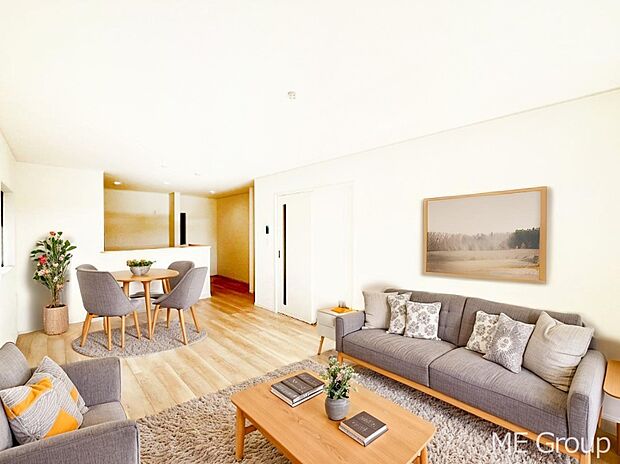 ご家族の賑やかな話し声で包まれる明るいリビング  ※家具はCGです