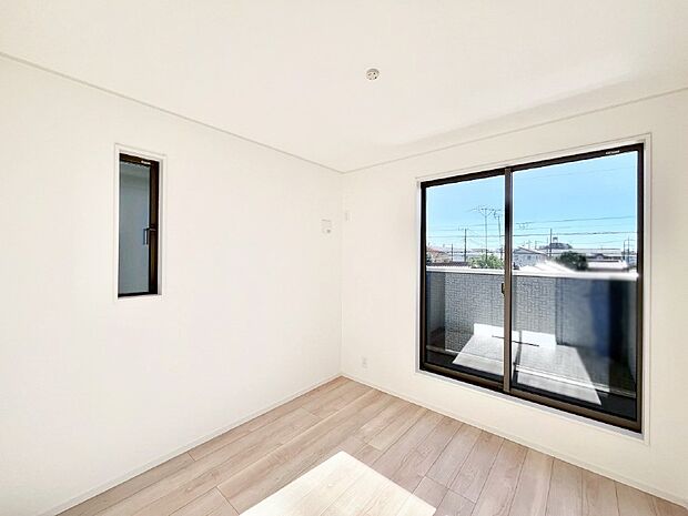 明るいバルコニーサイドに洋室を設置。目覚めの良い寝室に。