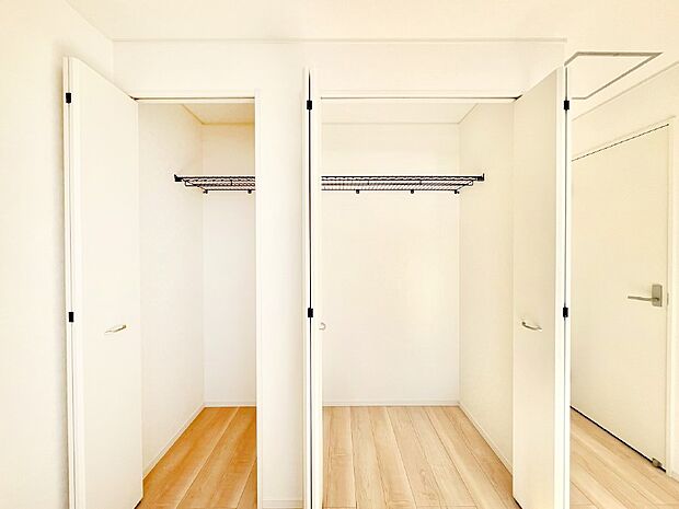 洋室のクローゼット。奥行きがあるので厚手の衣類もすっきり収まります。