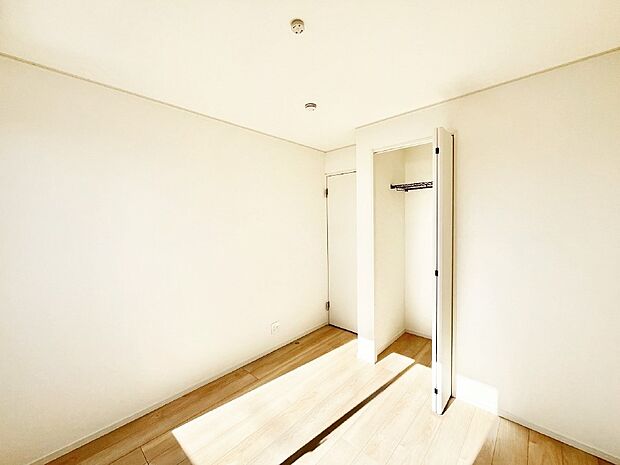 やさしい光がさしこむ居室はしっかり収納付き