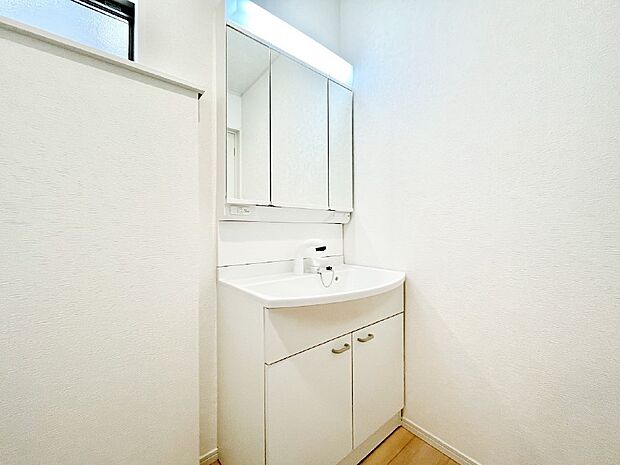 清潔感溢れるホワイトカラーを基調としたランドリースペース