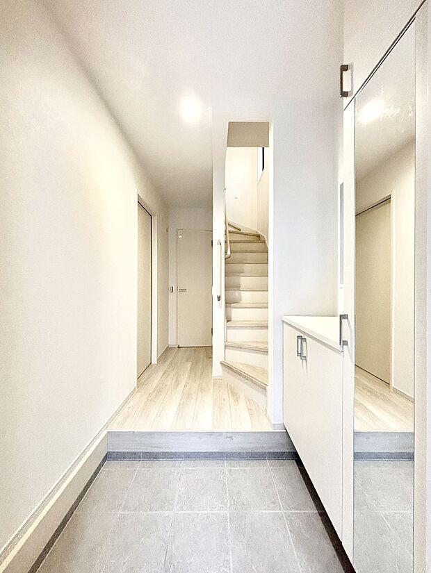 家族の帰宅やお客様をあたたかく迎える玄関  