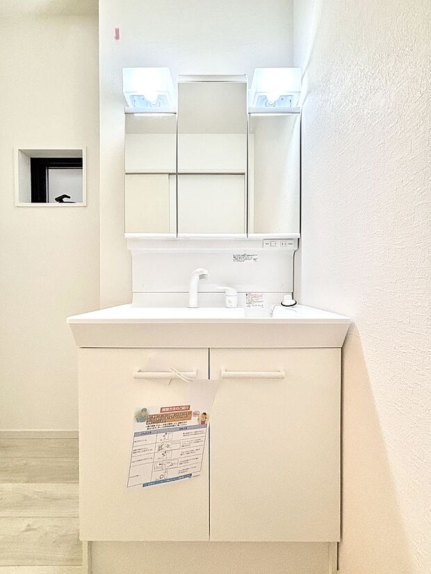 大きく見やすい三面鏡で清潔感ある洗面台は、身だしなみチェックや肌のお手入れにおすすめです。 