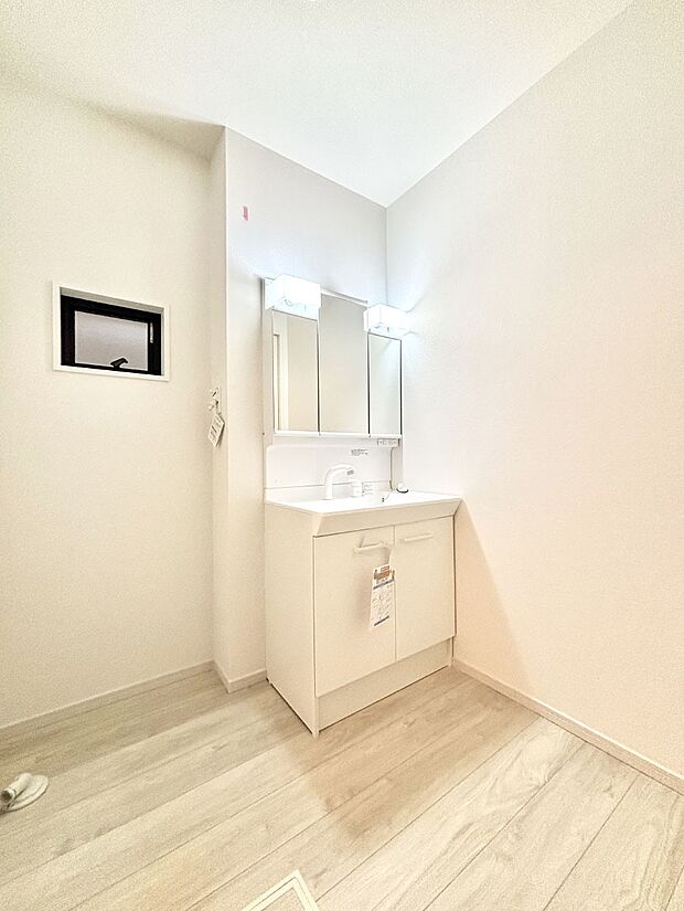 明るい洗面所は毎朝の身支度も楽しくできちゃいそうです。