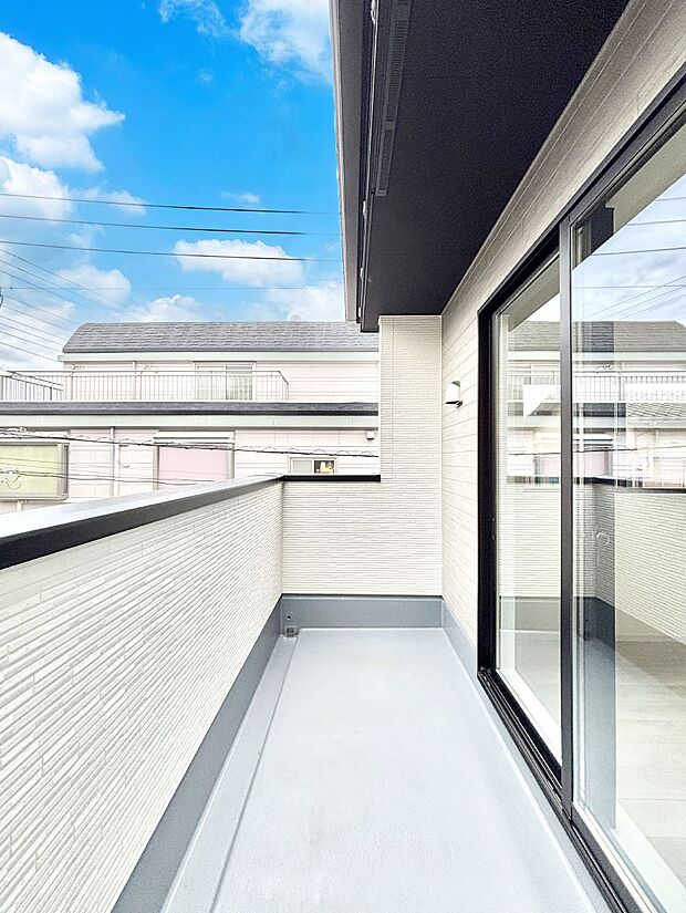 暖かな陽光が降り注ぐバルコニーはお洗濯におすすめ。爽やかな風も心地よいです。 