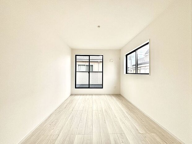 明るいバルコニーサイドに洋室を設置。目覚めの良い寝室に。 