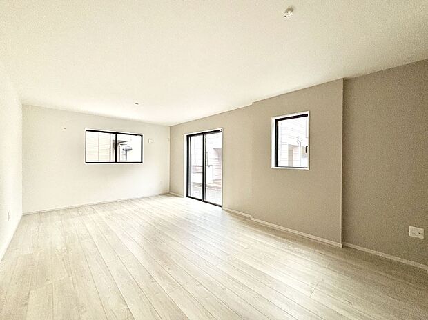 大きな窓からたっぷりの陽光と風を感じられるリビング  