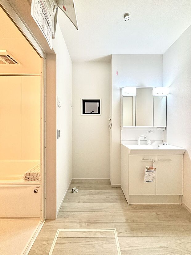 清潔感のある快適空間です。毎日の身支度も気持ち良くお使い頂けます。 