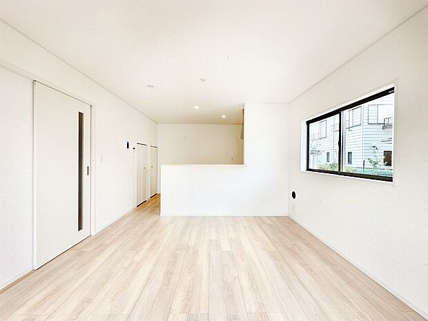 明るい陽光が注ぎ、寛ぎの雰囲気に満たされるリビング・ダイニング。