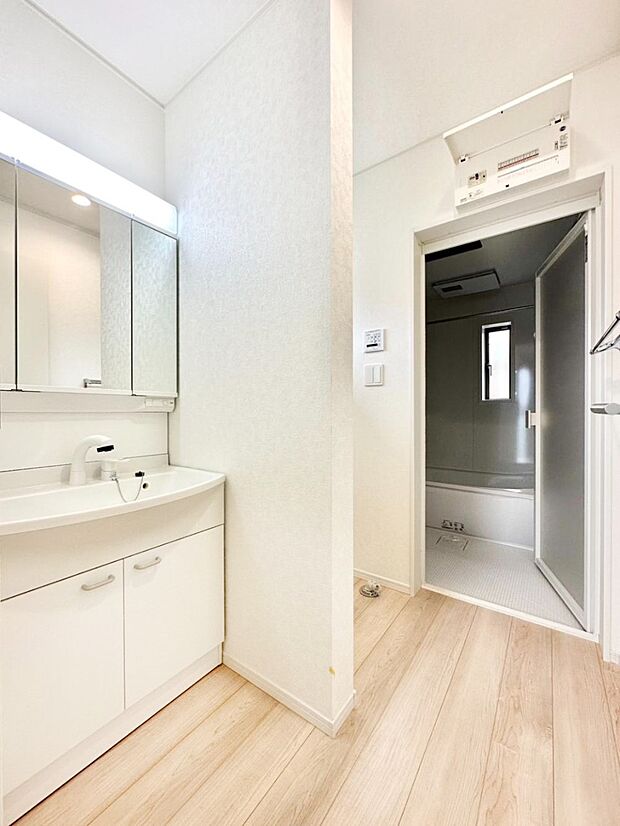 ゆとりの洗面スペースで朝の身支度もスムーズに