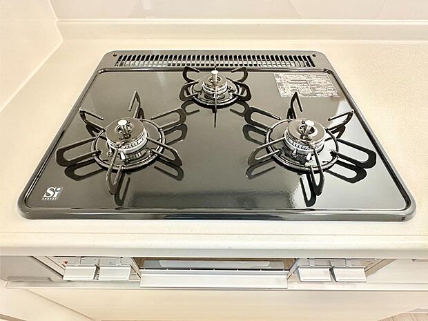 ガスコンロはＳｉセンサー搭載。火力調節や焦げ付き・消し忘れも防いでくれます。