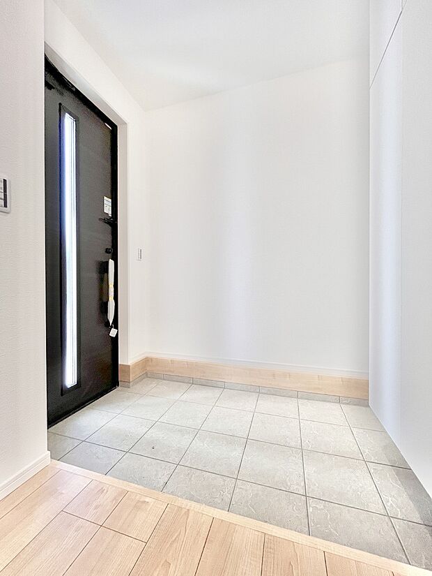 明るい玄関はお客様をお出迎えするのにぴったりです！ 