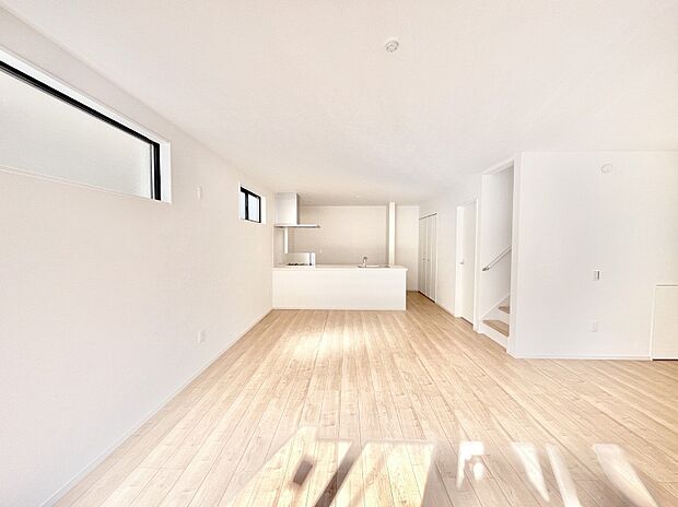 ご家族の賑やかな話し声で包まれる明るいリビング