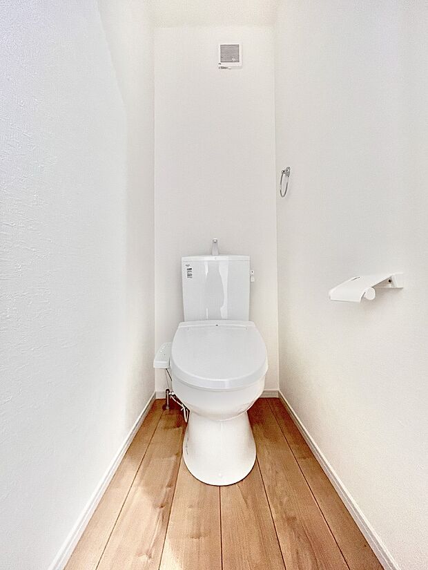 明るく清潔感のあるトイレです。   