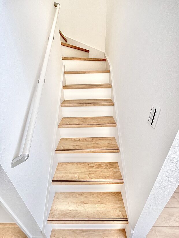 安全性を考慮し階段には手すりを設置しています