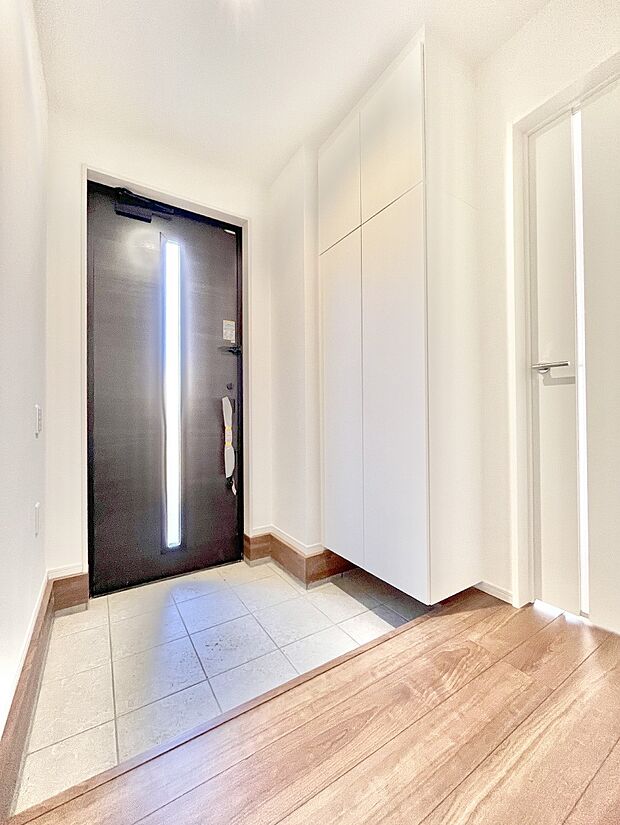 明るい玄関はお客様をお出迎えするのにぴったりです！ 