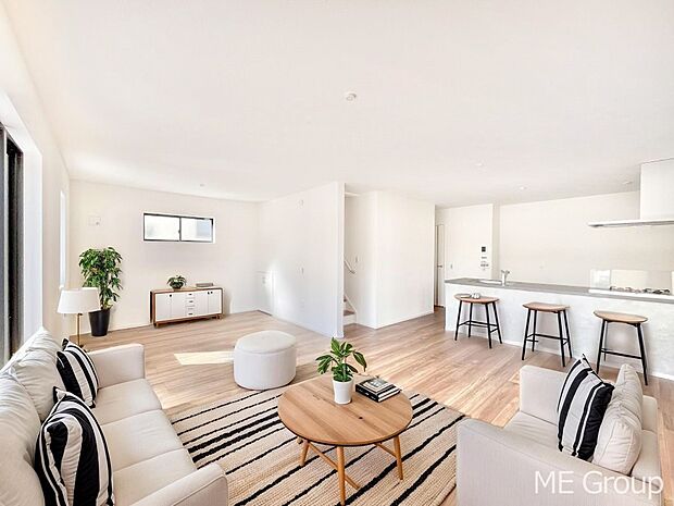 家族の和やかな会話が聞こえてきそう。開放感のあるリビングです。※家具はCGです  