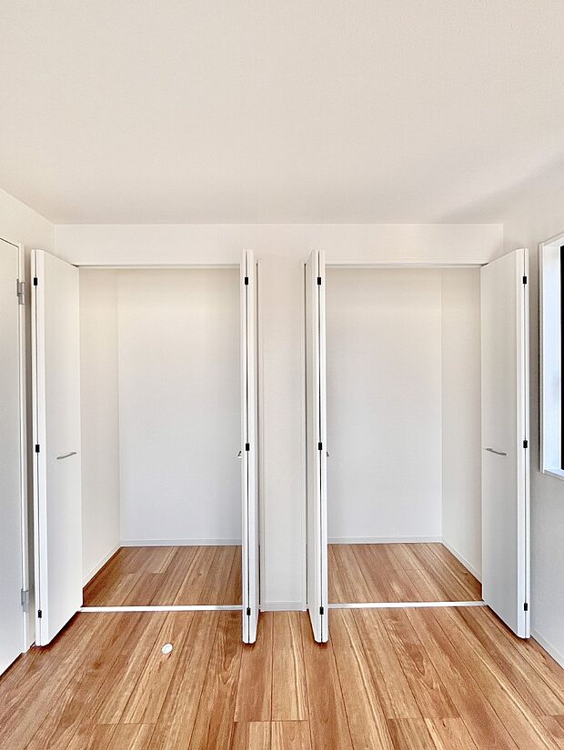 洋室のクローゼット。奥行きがあるので厚手の衣類もすっきり収まります。