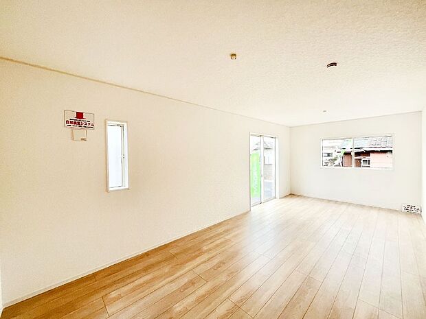 自然光が取り込まれ、家族団らんの場所を明るく演出