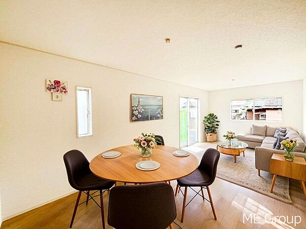 ご家族の賑やかな話し声で包まれる明るいリビング  ※家具はCGです