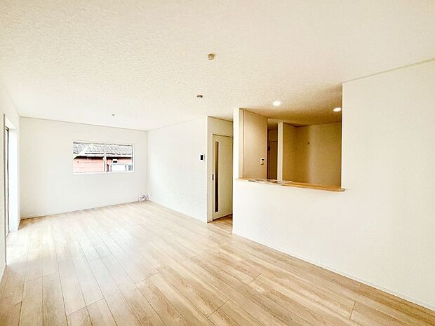 明るい陽光が注ぎ、寛ぎの雰囲気に満たされるリビング・ダイニング。 