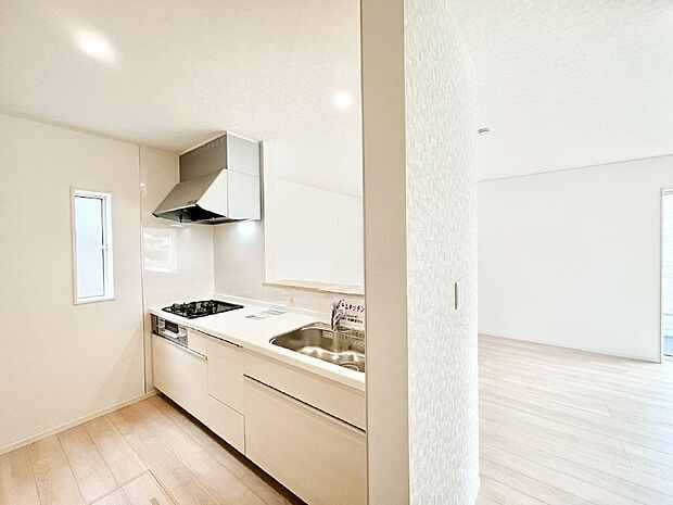 爽やかな風が通り抜けるキッチン。窓があるので明るく換気にも役立ちます。