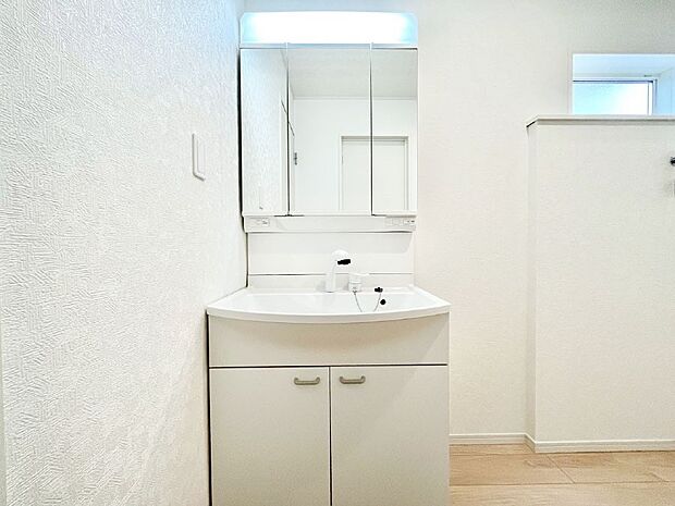 大きく見やすい三面鏡で清潔感ある洗面台は、身だしなみチェックや肌のお手入れにおすすめです。 