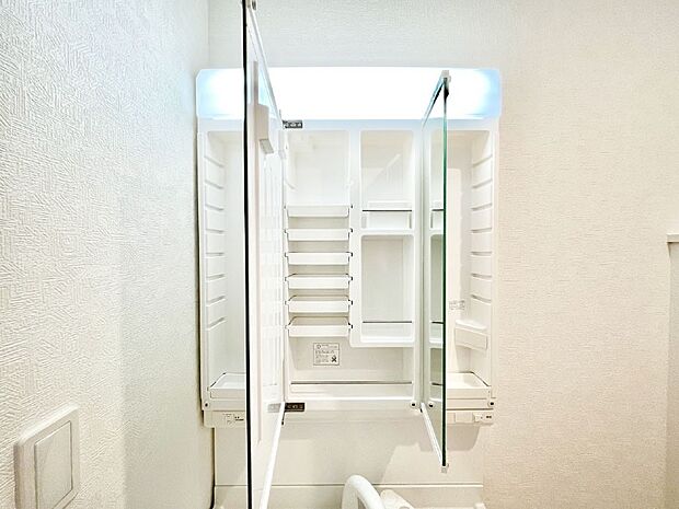 三面鏡の裏に、化粧品や衛生用品などを収納可能。洗面台をすっきりと保ちます！