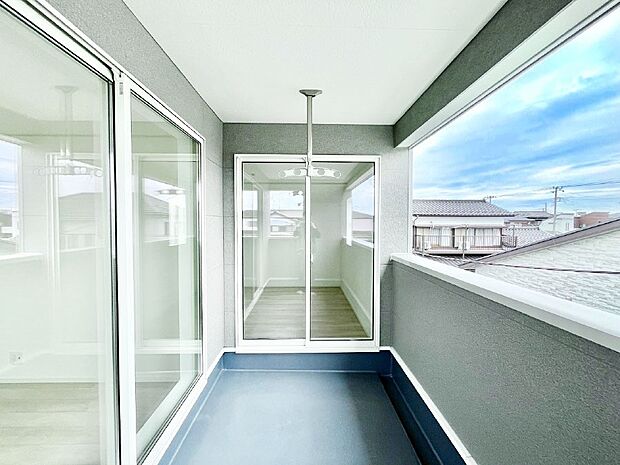 ゆったりバルコニーだから沢山お洗濯ものを干せます。