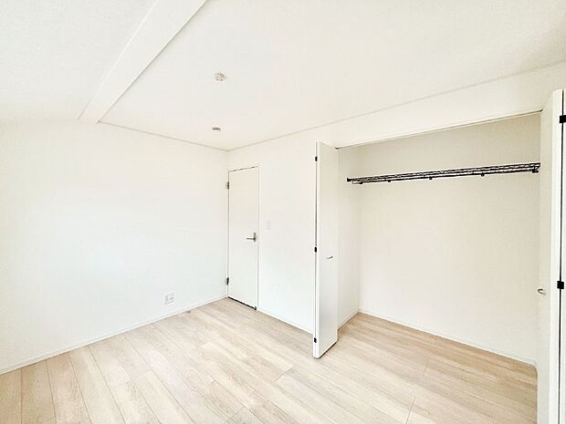 やさしい光がさしこむ居室はしっかり収納付き  