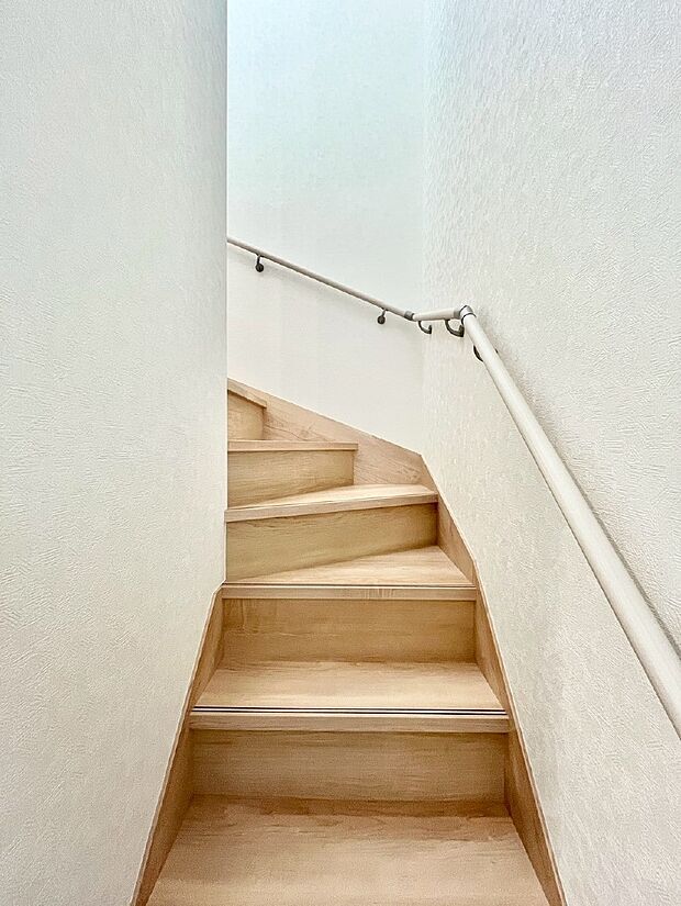 階段は手すり付きなので小さなお子さまやご高齢の方も安心です  