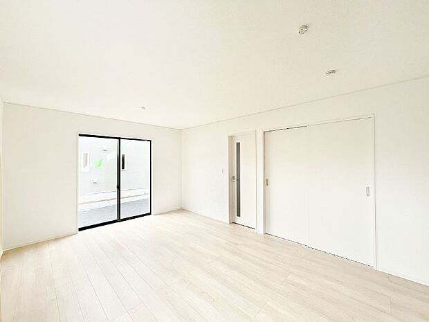 日当たりのいいリビングでゆったりとしたティータイムを！ お気に入りのグリーンを飾れば更に心地よさがアップ！