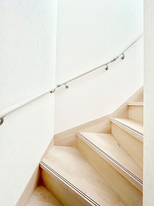 安全性を考慮し階段には手すりを設置しています