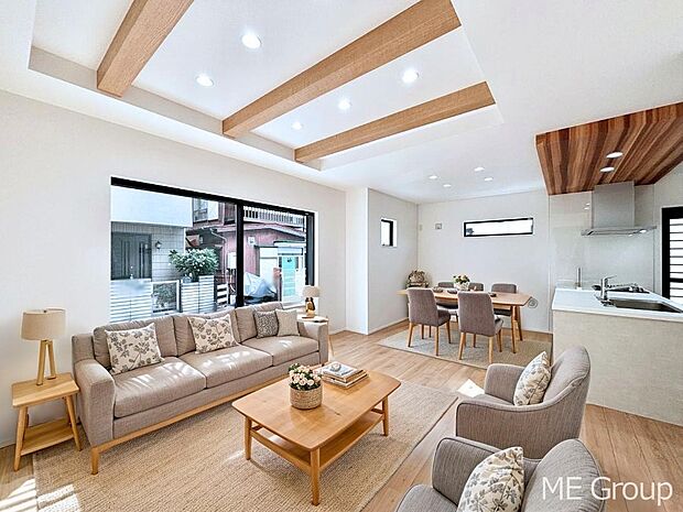 ご家族の賑やかな話し声で包まれる明るいリビング ※家具はCGです