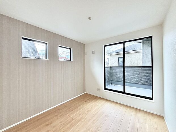 明るいバルコニーサイドに洋室を設置。目覚めの良い寝室に。 