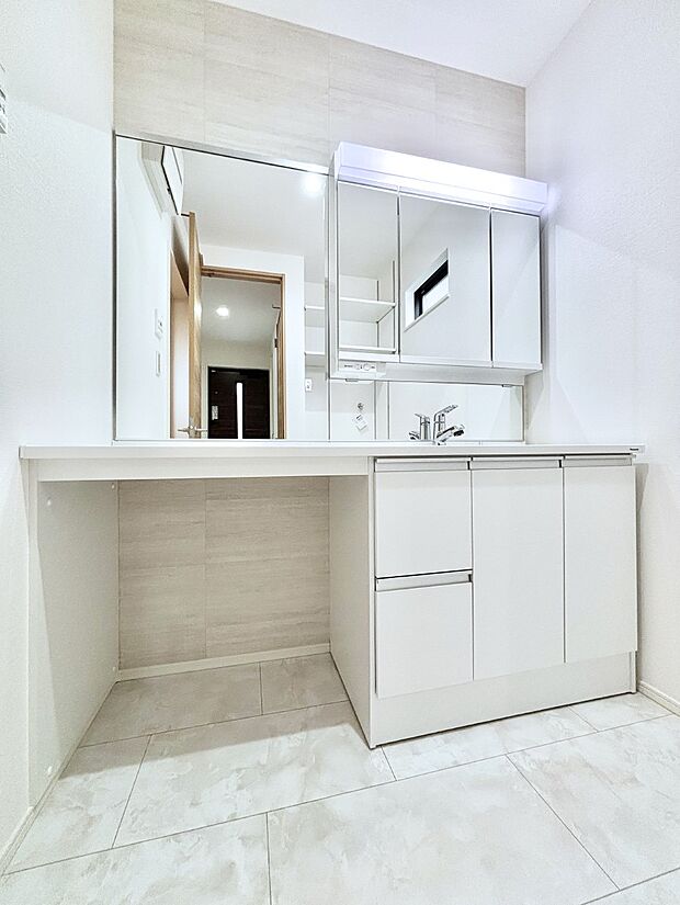 大きく見やすい三面鏡で清潔感ある洗面台は、身だしなみチェックや肌のお手入れにおすすめです。 