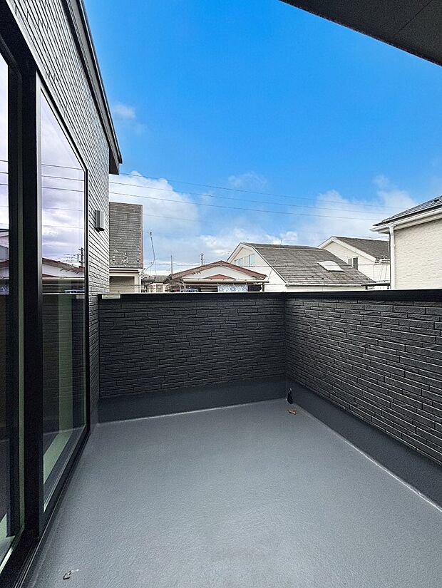 ゆったりバルコニーだから沢山お洗濯ものを干せます。