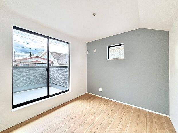 アクセントクロスがお洒落な洋室。2面採光で明るさ&風通し良好!