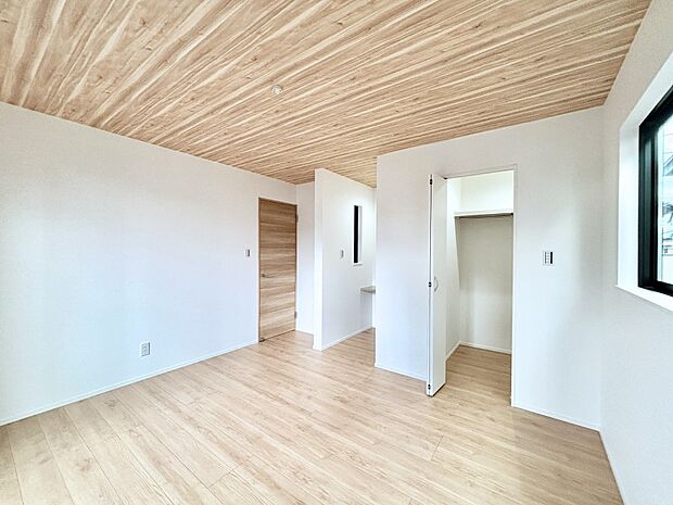 ウォークインクローゼットがあるお部屋!季節ごとの入れ替えも不要で便利です。