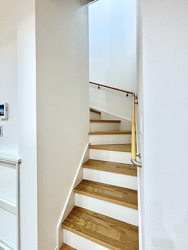 階段は手すり付きなので小さなお子さまやご高齢の方も安心です