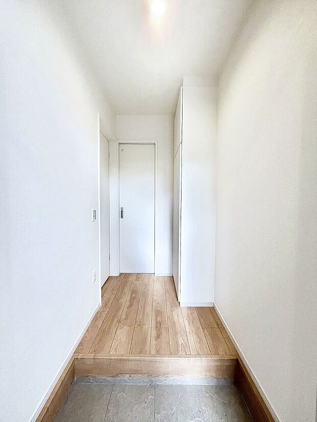 明るい玄関はお客様をお出迎えするのにぴったりです！ 