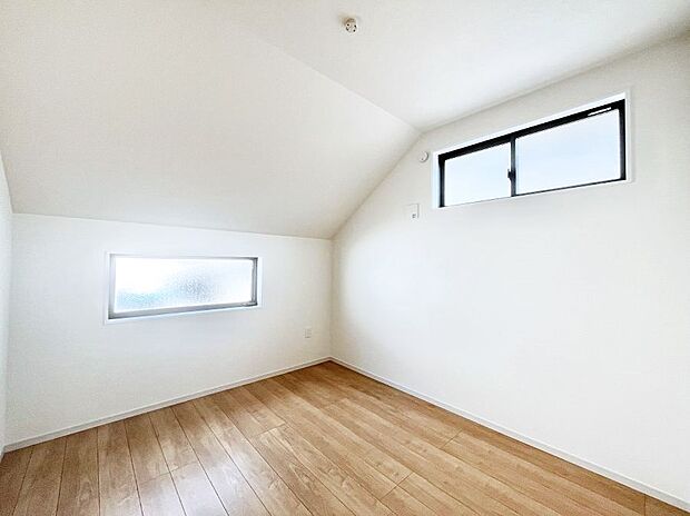 勾配天井を採用して開放感をプラス。2面採光で明るく風通しも良好です。