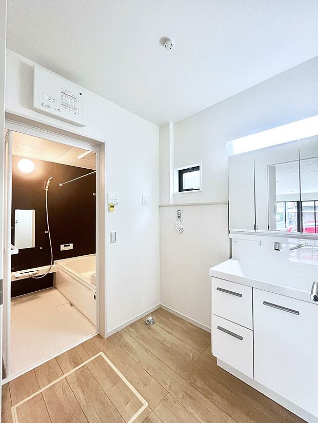 小窓がついているので湿気の多い場所でも換気が十分行えます。毎日の身支度を気持ち良く！