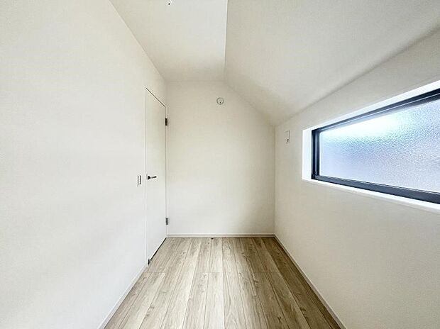 勾配天井が素敵な洋室。どんなお部屋にするか考えるのが楽しみですね。