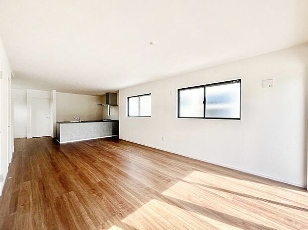 ナチュラルテイストの優しく柔らかい色使いのフローリングが素敵なリビングですね。