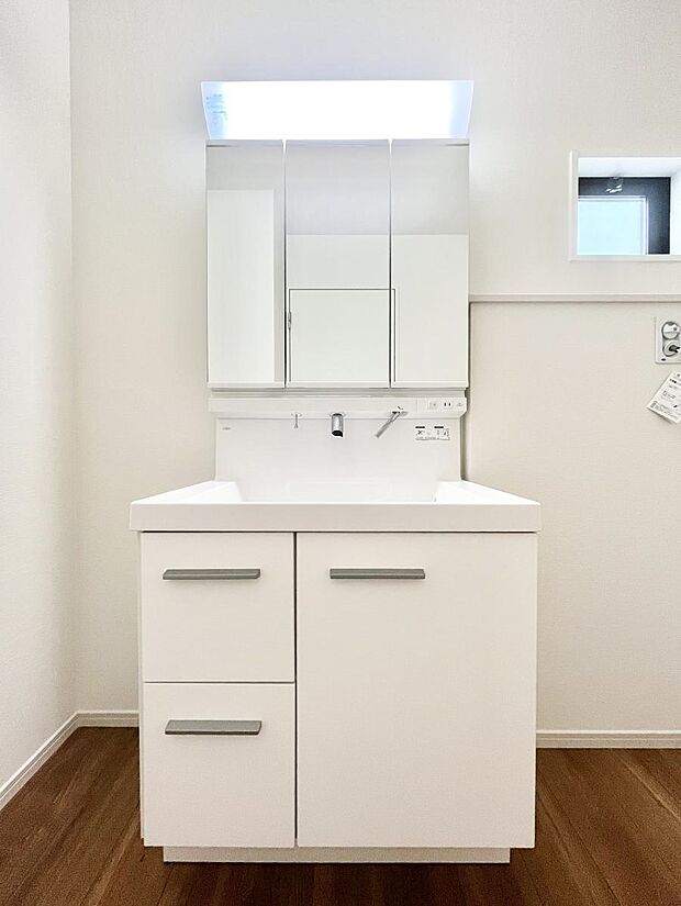 大きく見やすい三面鏡で清潔感ある洗面台は、身だしなみチェックや肌のお手入れにおすすめです。