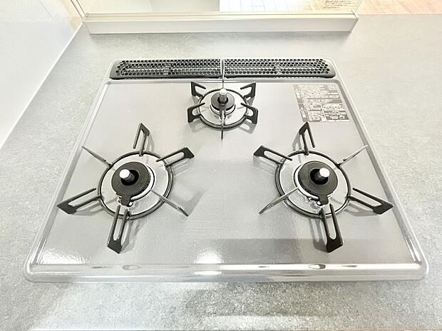 ガスコンロはSiセンサー搭載。火力調節や焦げ付き・消し忘れも防いでくれます。