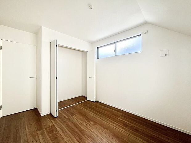 開放感のある勾配天井が素敵。どんなお部屋にするか考えるのが楽しみですね。