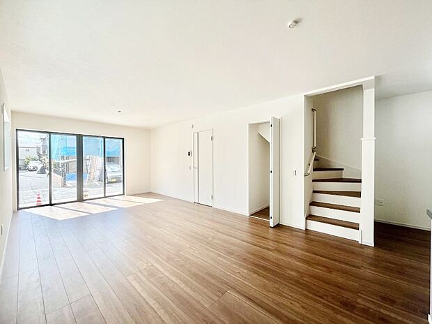 内装「ただいま」「おかえり」家族とのコミュニケーションが深まるリビングイン階段があります。